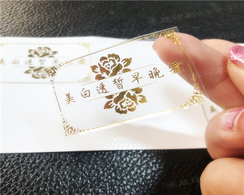 不干膠燙金/透明PVC燙金不干膠標(biāo)簽定制防水貼紙磨砂黑色PVC燙金logo商標(biāo)印刷
